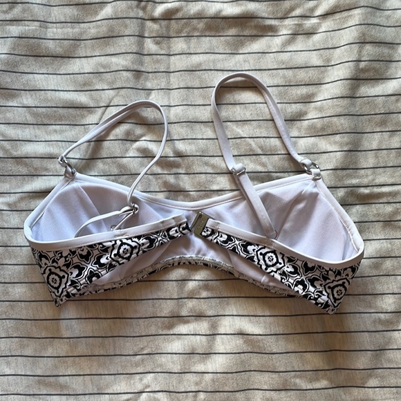 2/$15 Laundry by Shelli Segal Bikini Top XS - Picture 3 of 4